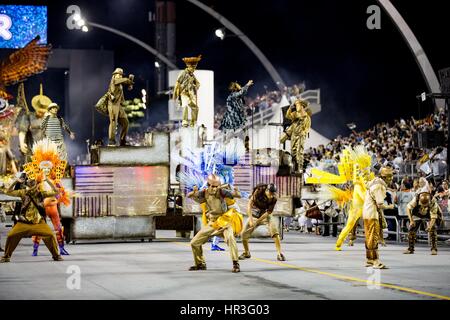 Sao Paulo, Sao Paulo, Brasile. Il 25 febbraio, 2017. I membri di Gavioes da Fiel samba scuola partecipare al gruppo speciale sfilata delle Scuole di Samba a Anhembi Sambadrome, come parte del Carnevale 2017 in Sao Paulo, Brasile. Credito: Paulo Lopes/ZUMA filo/Alamy Live News Foto Stock