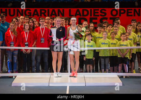 Budapest. 26 Febbraio, 2017. Ungheria Timea Babos (L) e Lucie SAFAROVA della Repubblica ceca pongono dopo le loro singole finale al WTA ungherese Ladies Open di tennis della concorrenza in Budapest, Ungheria il 26 febbraio 2017. Timea Babos ha vinto 2-1. Credito: Attila Volgyi/Xinhua/Alamy Live News Foto Stock