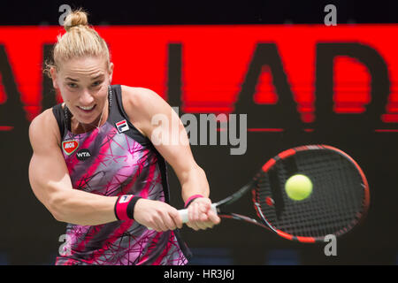 Budapest. 26 Febbraio, 2017. Ungheria Timea Babos colpisce un ritorno durante le singole di finale contro Lucie SAFAROVA della Repubblica ceca presso il WTA ungherese Ladies Open di tennis della concorrenza in Budapest, Ungheria il 26 febbraio 2017. Timea Babos ha vinto 2-1. Credito: Attila Volgyi/Xinhua/Alamy Live News Foto Stock