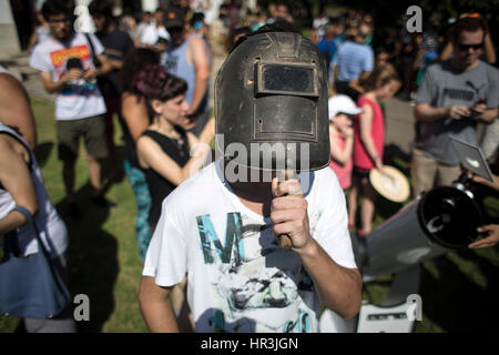 Buenos Aires, Argentina. 26 Febbraio, 2017. Un uomo orologi un eclissi solare attraverso una saldatrice's mask a Buenos Aires, Argentina, nel febbraio 26, 2017. Credito: Martin Zabala/Xinhua/Alamy Live News Foto Stock