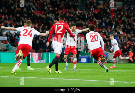 Londra, Regno Unito. 26 Febbraio, 2017. Southampton Manolo Gabbiadini (seconda R) celebra dopo rigature durante l EFL Cup finale tra Manchester United e Southampton allo Stadio di Wembley a Londra, in Gran Bretagna nel febbraio 26, 2017. Credito: Han Yan/Xinhua/Alamy Live News Foto Stock