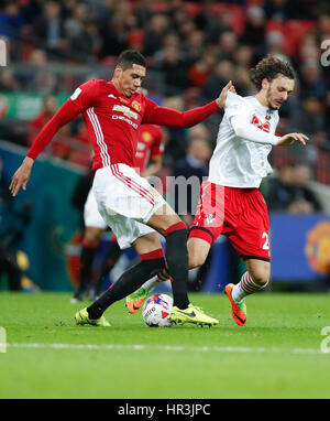 Londra, Regno Unito. 26 Febbraio, 2017. Southampton Manolo Gabbiadini (R) viene affrontato durante l EFL Cup finale tra Manchester United e Southampton allo Stadio di Wembley a Londra, in Gran Bretagna nel febbraio 26, 2017. Credito: Han Yan/Xinhua/Alamy Live News Foto Stock