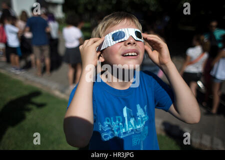 Buenos Aires, Argentina. 26 Febbraio, 2017. Un bambino indossa occhiali speciali per guardare un eclissi solare in Buenos Aires, Argentina, nel febbraio 26, 2017. Credito: Martin Zabala/Xinhua/Alamy Live News Foto Stock