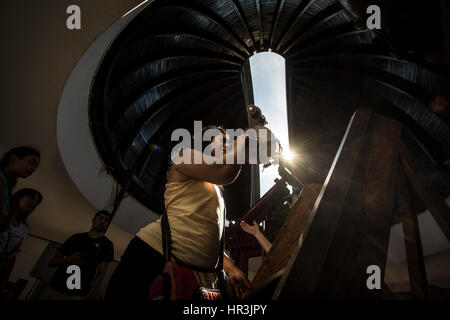 Buenos Aires, Argentina. 26 Febbraio, 2017. Una donna guarda un eclissi solare attraverso un telescopio a Buenos Aires, Argentina, nel febbraio 26, 2017. Credito: Martin Zabala/Xinhua/Alamy Live News Foto Stock