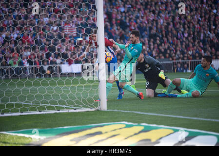 Madrid, Spagna. Il 26 febbraio 2017. Lio messi attorno al cliente. FC Barcelona sconfitto Atletico de Madrid 1-2 con gol di Rafinha Messi e. Diego Godin gol per atletico. La Liga Santander giornata 24. Febbraio 26, 2017. Vicente Calderón Stadium, Madrid Spagna. Credito: VWPics/Alamy Live News Foto Stock