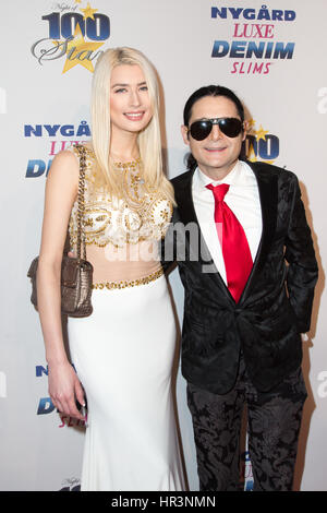 Beverly Hills, in California, Stati Uniti d'America. 26 febbraio, 2017. Il modello courtney feldman e attore e cantante corey feldman arrivare al ventisettesimo annuale "notte di 100 stelle' Oscars la visualizzazione di gala presso il Beverly Hilton hotel di Beverly Hills, la California, Stati Uniti d'America su febbraio 26th, 2017. corey feldman modello sposato courtney anne mitchell il 22 novembre 2016. Credito: sheri determan/alamy live news Foto Stock