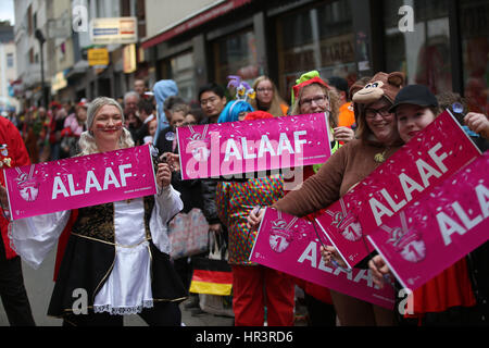 Colonia, Germania. Il 27 febbraio, 2017. Gli spettatori con 'Alaaf' segni può essere visto prima dell' inizio della tradizionale lunedì martedì grasso sfilata di carnevale a Colonia, Germania, 27 febbraio 2017. Foto: Oliver Berg/dpa/Alamy Live News Foto Stock