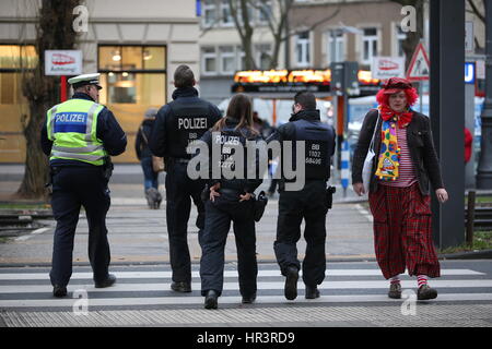 Colonia, Germania. Il 27 febbraio, 2017. Poliziotti di pattuglia della parte interna della città prima di iniziare il tradizionale lunedì martedì grasso sfilata di carnevale a Colonia, Germania, 27 febbraio 2017. Foto: Oliver Berg/dpa/Alamy Live News Foto Stock