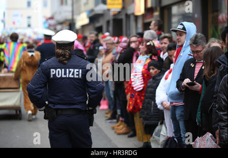 Colonia, Germania. Il 27 febbraio, 2017. Poliziotti di pattuglia della parte interna della città prima di iniziare il tradizionale lunedì martedì grasso sfilata di carnevale a Colonia, Germania, 27 febbraio 2017. Foto: Oliver Berg/dpa/Alamy Live News Foto Stock