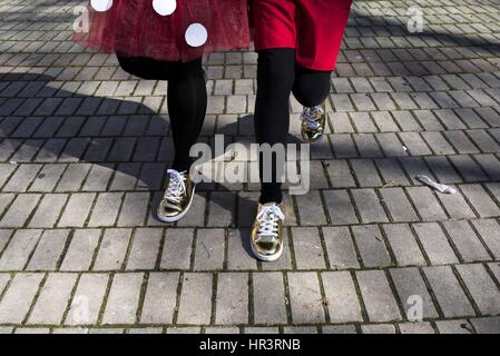 Madrid, Spagna. 26 Febbraio, 2017. Durante il 26 di febbraio 2017, hamburger di festa di carnevale, circonda le strade del quartiere di San Blas di Madrid. Credito: Nacho Guadano/ZUMA filo/Alamy Live News Foto Stock