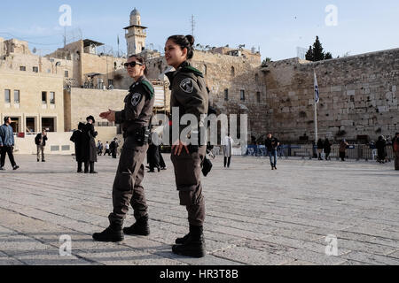 Gerusalemme, Israele. Il 27 febbraio, 2017. Femminile di confine sono distribuiti nella parete occidentale Plaza il primo del mese ebraico di Adar. Credito: Nir Alon/Alamy Live News Foto Stock