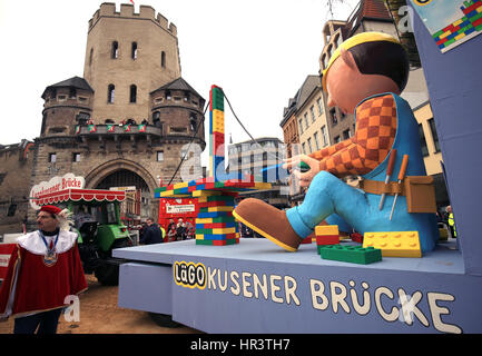 Colonia, Germania. Il 27 febbraio, 2017. Il tradizionale lunedì martedì grasso sfilata di carnevale inizia presso il castello Severinstor a Colonia, Germania, 27 febbraio 2017. "Wenn mer uns Pänz sinn, peccato mer vun de Söck' (lit. "Quando vediamo i nostri figli, siamo spazzate fuori i nostri piedi") è questo anno il motto del carnevale di Colonia. Foto: Oliver Berg/dpa/Alamy Live News Foto Stock