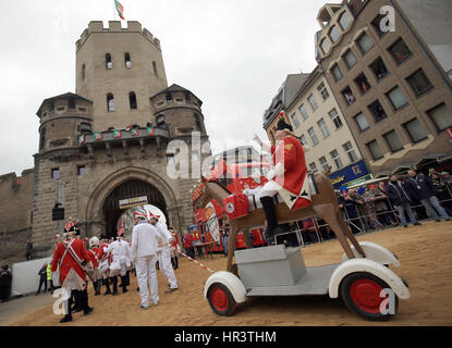 Colonia, Germania. Il 27 febbraio, 2017. Il tradizionale lunedì martedì grasso sfilata di carnevale inizia presso il castello Severinstor a Colonia, Germania, 27 febbraio 2017. "Wenn mer uns Pänz sinn, peccato mer vun de Söck' (lit. "Quando vediamo i nostri figli, siamo spazzate fuori i nostri piedi") è questo anno il motto del carnevale di Colonia. Foto: Oliver Berg/dpa/Alamy Live News Foto Stock