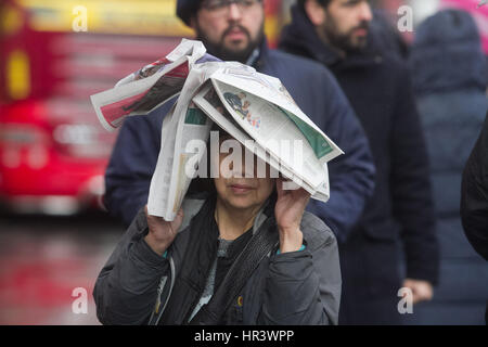 Londra, Regno Unito. Il 27 febbraio, 2017. Pedoni riparo dalla pioggia e acquazzoni nel central London Credit: amer ghazzal/Alamy Live News Foto Stock