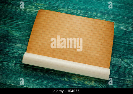 Rotoli di vuoto blueprint verde sul pannello di legno. Vista superiore Foto Stock