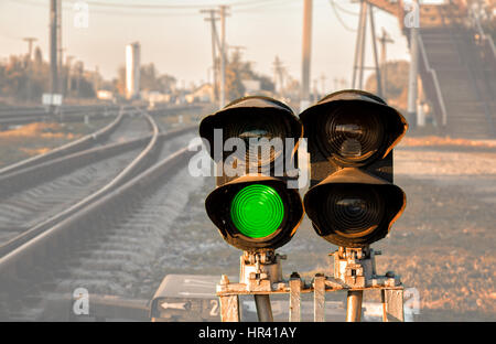 Semaforo verde mostra il segnale sulla ferrovia. sfondo trasparente Foto Stock