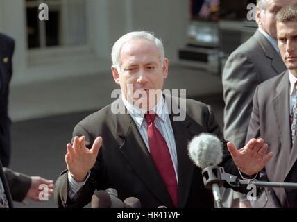 Il Primo Ministro israeliano Benjamin Netanyahu parla ai giornalisti al di fuori della casa bianca dopo un incontro con il presidente Bill Clinton e il leader palestinese Yasser Arafat Ottobre 15, 1998 a Washington, DC. Netanyahu e Arafat sono riuniti in noi per cercare di rilanciare il Medio Oriente accordo di pace. Foto Stock