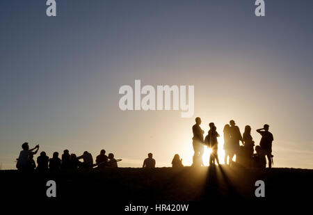 La gente a guardare il tramonto a Venice Beach