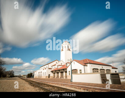 Vista unica di deposito dei treni con sfocatura nuvole nel cielo Foto Stock