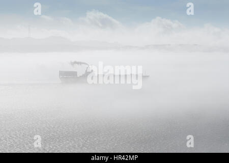 Nave da carico lasciando San Francisco in una fitta nebbia, California, Stati Uniti d'America. Foto Stock