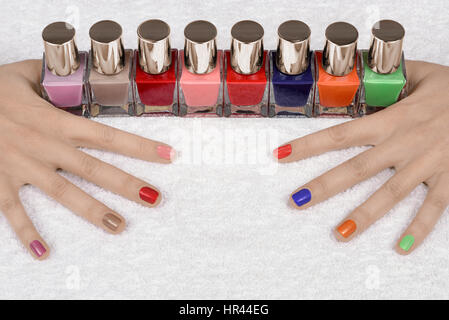 Le unghie colorate colori vernice lacca bottiglie Foto Stock