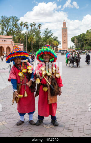 Marrakech, Marocco. Due venditori di acqua (Guerrab) nella Piazza Jemaa El-Fná. Foto Stock