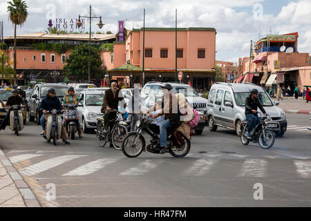 Marrakech, Marocco. Il traffico della strada vicino alla Piazza Jemaa El Fna. Foto Stock