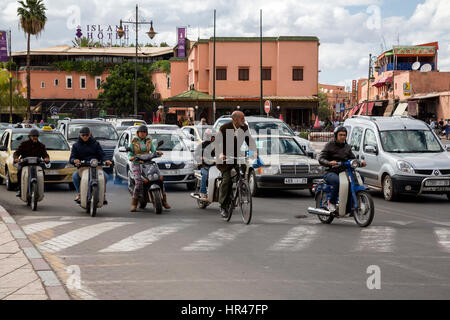 Marrakech, Marocco. Il traffico della strada vicino alla Piazza Jemaa El Fna. Foto Stock