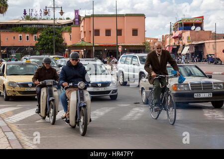 Marrakech, Marocco. Il traffico della strada vicino alla Piazza Jemaa El Fna. Foto Stock