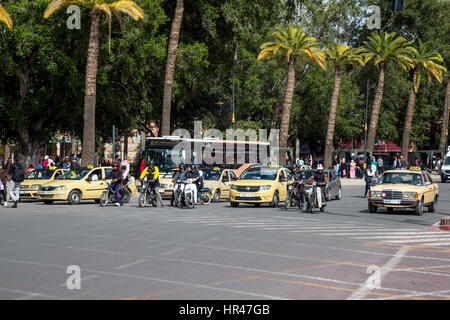 Marrakech, Marocco. Il traffico della strada vicino alla Piazza Jemaa El Fna. Foto Stock