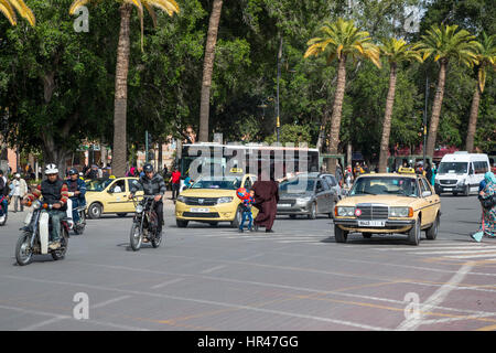 Marrakech, Marocco. Il traffico della strada vicino alla Piazza Jemaa El Fna. Foto Stock