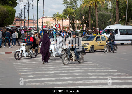 Marrakech, Marocco. Il traffico della strada vicino alla Piazza Jemaa El Fna. Foto Stock