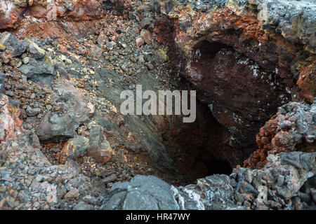 In una caverna nel campo di lava al vulcano Tolbachik, dopo l'eruzione nel 2012, Klyuchevskaya Gruppo di vulcani Foto Stock