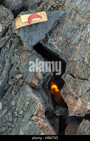 Barbecue sul fuoco nel crack del congelato campo di lava al vulcano Tolbachik, dopo l'eruzione nel 2012, Klyuchevskaya Gruppo di vulcani Foto Stock