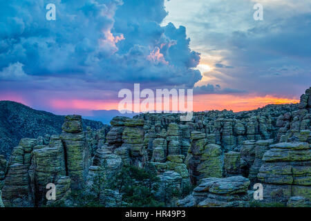 A trails end Chiricahua National Monument sono stato ricompensato da questa spettacolare tramonto con una tempesta di monsone infuriano nella distanza. Foto Stock