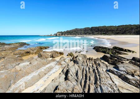 Deserta spiaggia sabbiosa con incredibili formazioni rocciose al punto di patate, Nuovo Galles del Sud, Australia Foto Stock