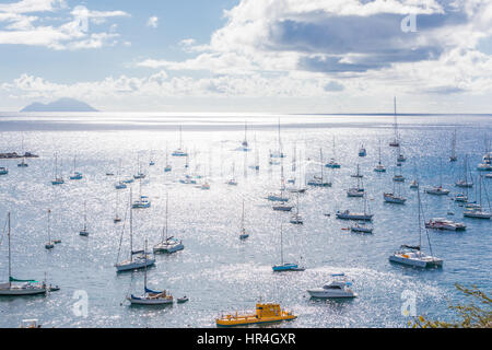 Molte barche al di ancoraggio appena al di fuori del porto di Gustavia, St Bart Foto Stock