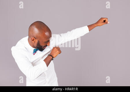 African American giovane uomo che indossa un tradizionale filtro bow tie Foto Stock