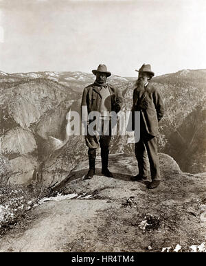 Presidente Theodore Roosevelt (1858-1919) e naturalista John Muir (1838-1914) in piedi sul ghiacciaio Punto nella Yosemite Valley, California nel 1903 durante un viaggio di campeggio. Muir la passione per la preservazione di aree selvagge negli Stati Uniti convogliato attraverso la sua scrittura ha contribuito a portare circa la creazione della US National Park Service nel 1916. Foto Stock