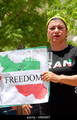 Donna che protestavano contro il traffico illegale di risultati elettorali di Teheran (la protesta è a Dallas, Texas) Foto Stock