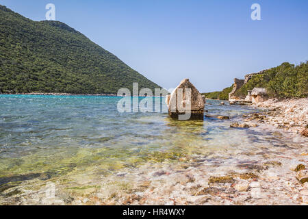 Sarcofago Lycian Rock stile Tomb formazioni in mare Baia di Kekova. kekova korfezinde deniz icinde kaya mezari. Crociera in Battello,yacht charter, mavitur Foto Stock