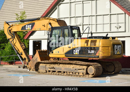 Parcheggiato Caterpillar construction equipment (Digger / escavatore). Foto Stock