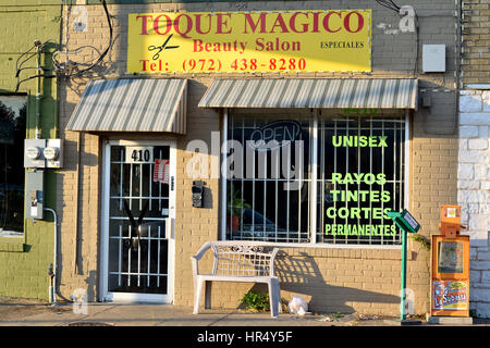 Un unisex salone di bellezza in un quartiere ispanico in Irving, TX Foto Stock