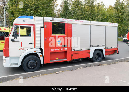 Orel, Russia - 27 Settembre 2016: vigile del fuoco permanente auto sulla strada accanto alla vettura di ambulanza Foto Stock