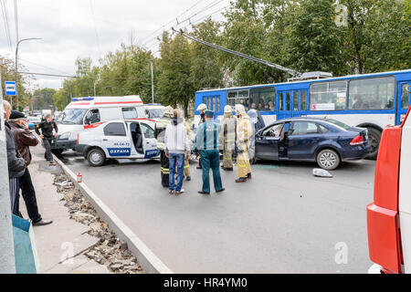 Orel, Russia - 27 Settembre 2016: i dipendenti del Ministero delle situazioni di emergenza (soccorritori) e auto di ambulanza cure mediche nel luogo di strada tra Foto Stock