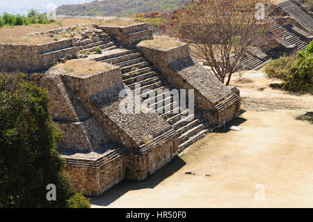 Messico, città maya le rovine di Monte Alban vicino alla città di Oaxaca. Il quadro presenta piattaforma nord, la costruzione di un Foto Stock