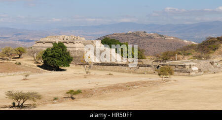 Messico, città maya le rovine di Monte Alban vicino alla città di Oaxaca. Il quadro presenta la piazza centrale, edificio IV Foto Stock