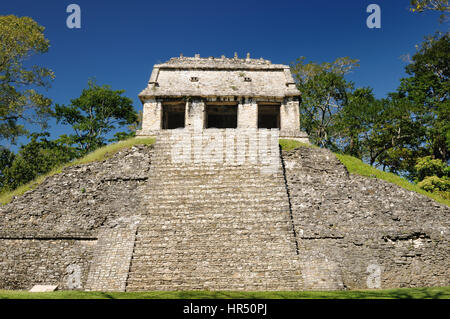 Il Messico, l'antica città di Palenque si siede come un re su di un trono di giungla in cui le pianure soddisfano le montagne. Il quadro presenta il Templo del Conde Foto Stock