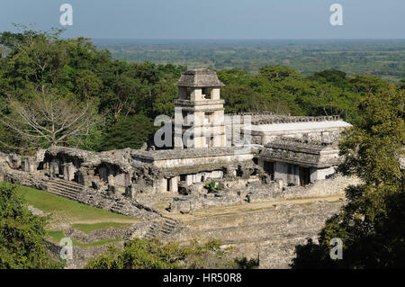 Il Messico, l'antica città di Palenque si siede come un re su di un trono di giungla in cui le pianure soddisfano le montagne. Il quadro presenta vista generale della pala Foto Stock