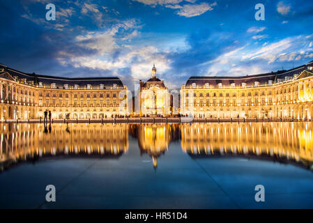 Place de la Bourse di Bordeaux, il specchio di acqua di notte, Francia Foto Stock